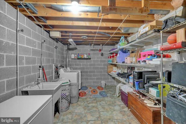 28 LAKE RD, Fleetwood, PA 19522