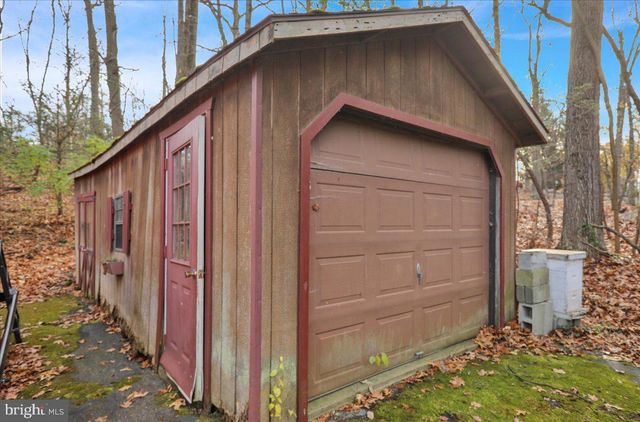 28 LAKE RD, Fleetwood, PA 19522