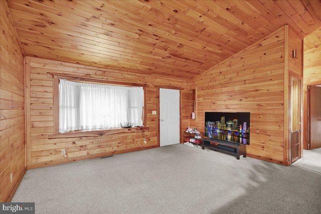 28 LAKE RD, Fleetwood, PA 19522