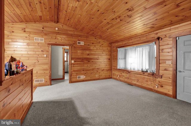 28 LAKE RD, Fleetwood, PA 19522