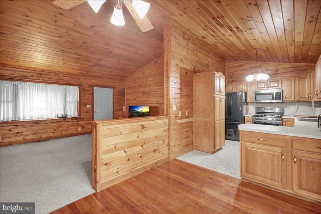 28 LAKE RD, Fleetwood, PA 19522