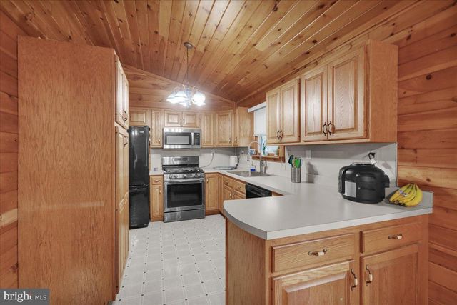 28 LAKE RD, Fleetwood, PA 19522