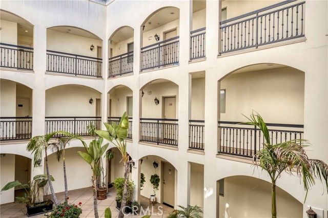 12916 MOORPARK Street 104, Studio City (los Angeles), CA 91406