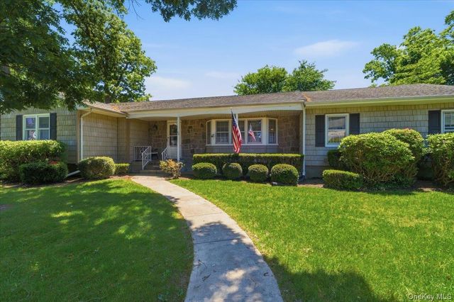 22 Stephens Court, Hauppauge, NY 11788