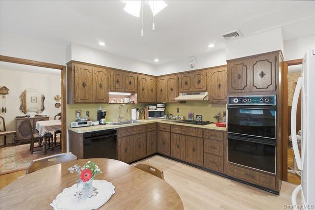 22 Stephens Court, Hauppauge, NY 11788
