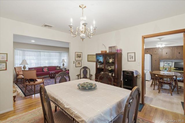 22 Stephens Court, Hauppauge, NY 11788