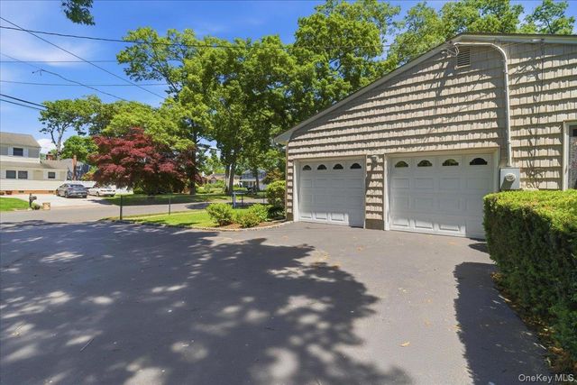 22 Stephens Court, Hauppauge, NY 11788
