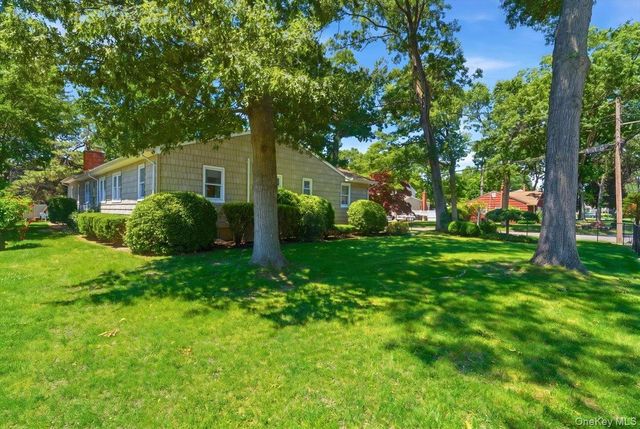 22 Stephens Court, Hauppauge, NY 11788