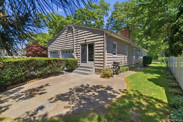 22 Stephens Court, Hauppauge, NY 11788