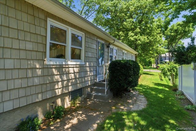 22 Stephens Court, Hauppauge, NY 11788