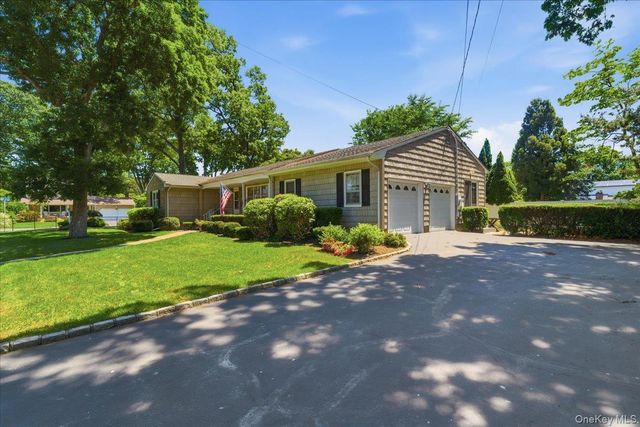 22 Stephens Court, Hauppauge, NY 11788
