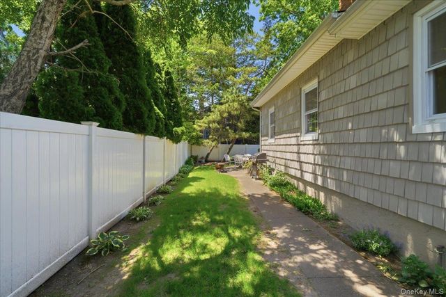 22 Stephens Court, Hauppauge, NY 11788