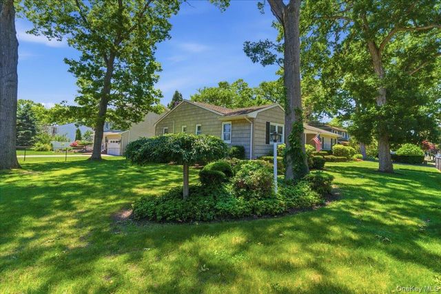 22 Stephens Court, Hauppauge, NY 11788