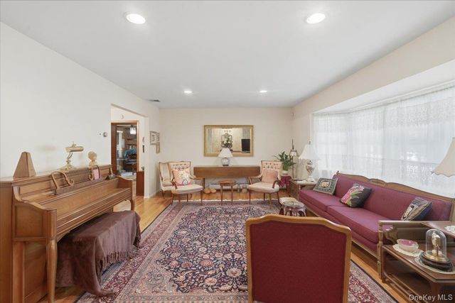 22 Stephens Court, Hauppauge, NY 11788
