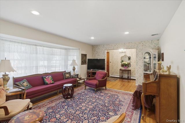 22 Stephens Court, Hauppauge, NY 11788