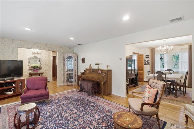 22 Stephens Court, Hauppauge, NY 11788
