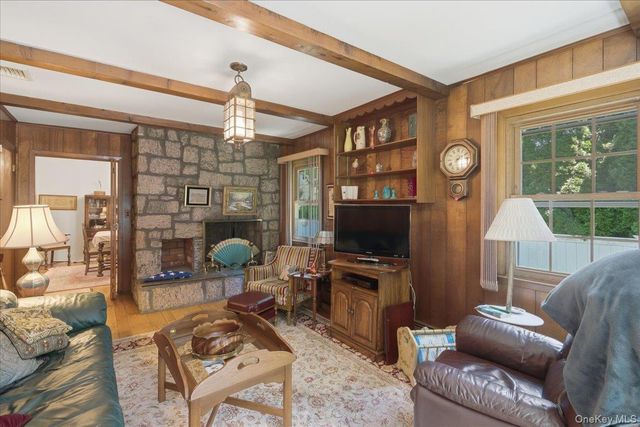 22 Stephens Court, Hauppauge, NY 11788