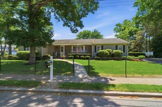 22 Stephens Court, Hauppauge, NY 11788