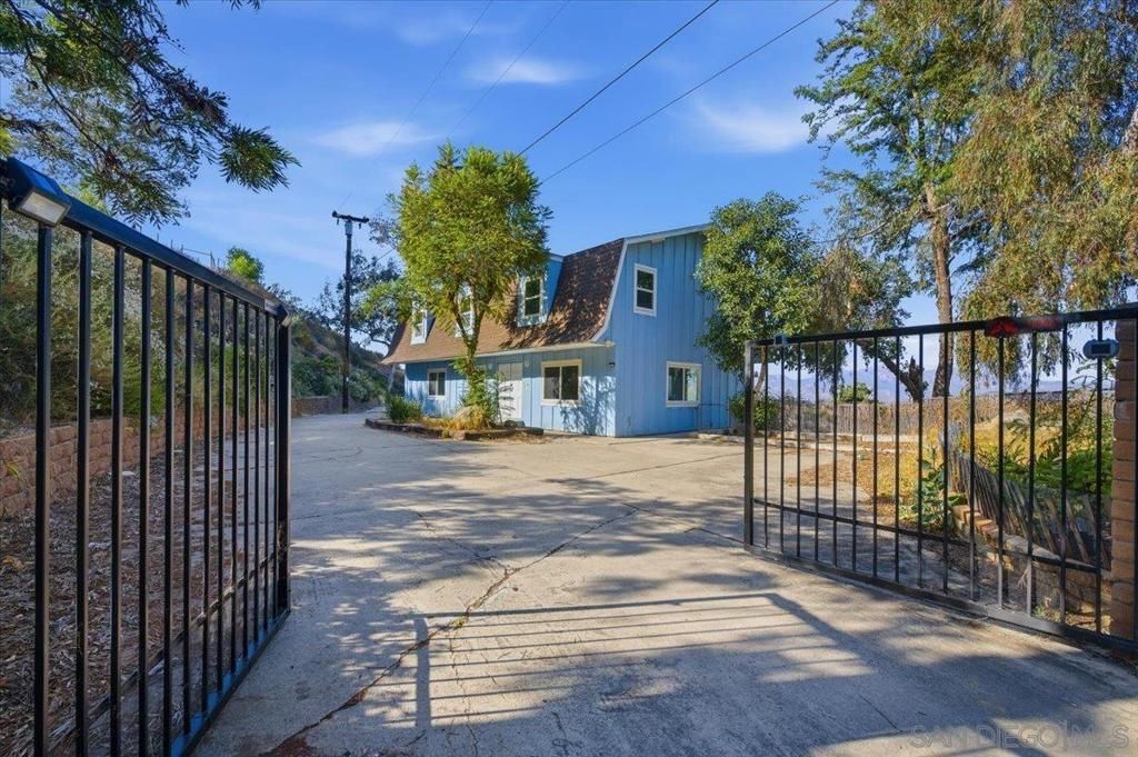 Image 2 of property listing at 11552 North Ln., Lakeside, CA 92040