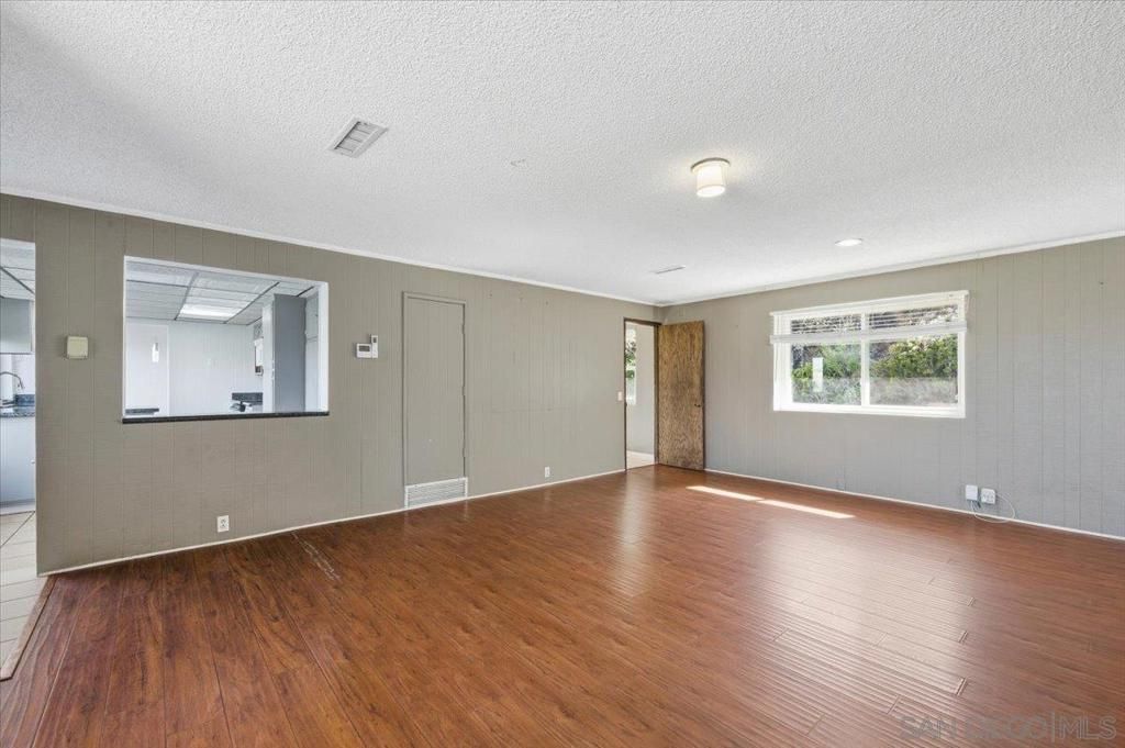 Image 5 of property listing at 11552 North Ln., Lakeside, CA 92040