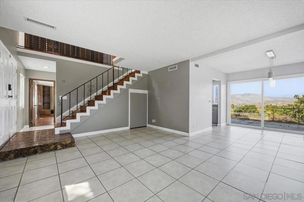 Image 6 of property listing at 11552 North Ln., Lakeside, CA 92040