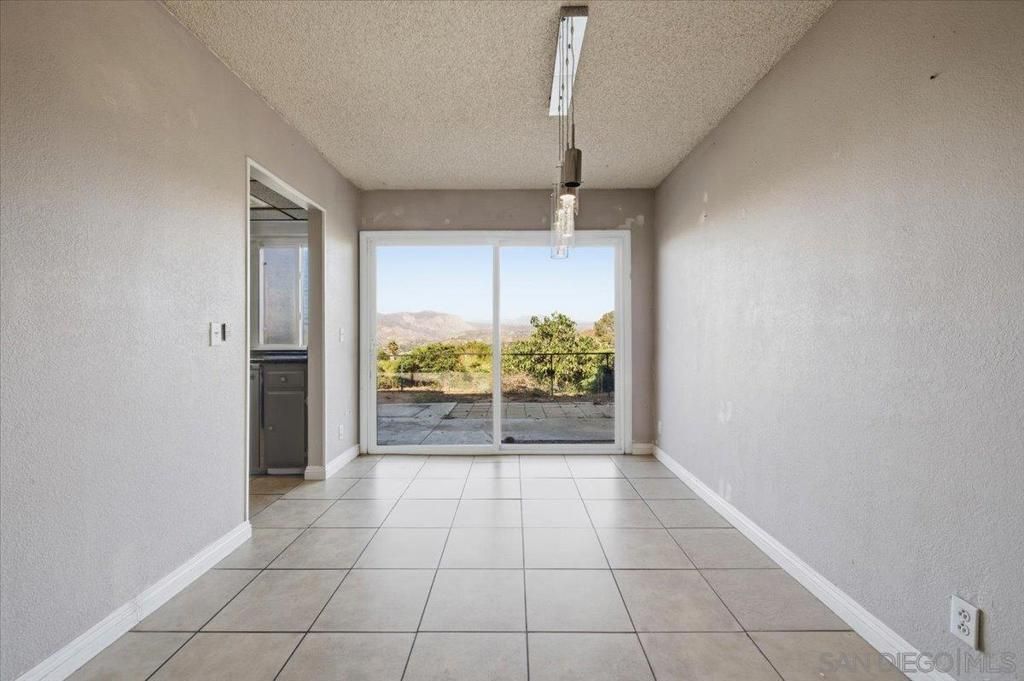 Image 7 of property listing at 11552 North Ln., Lakeside, CA 92040