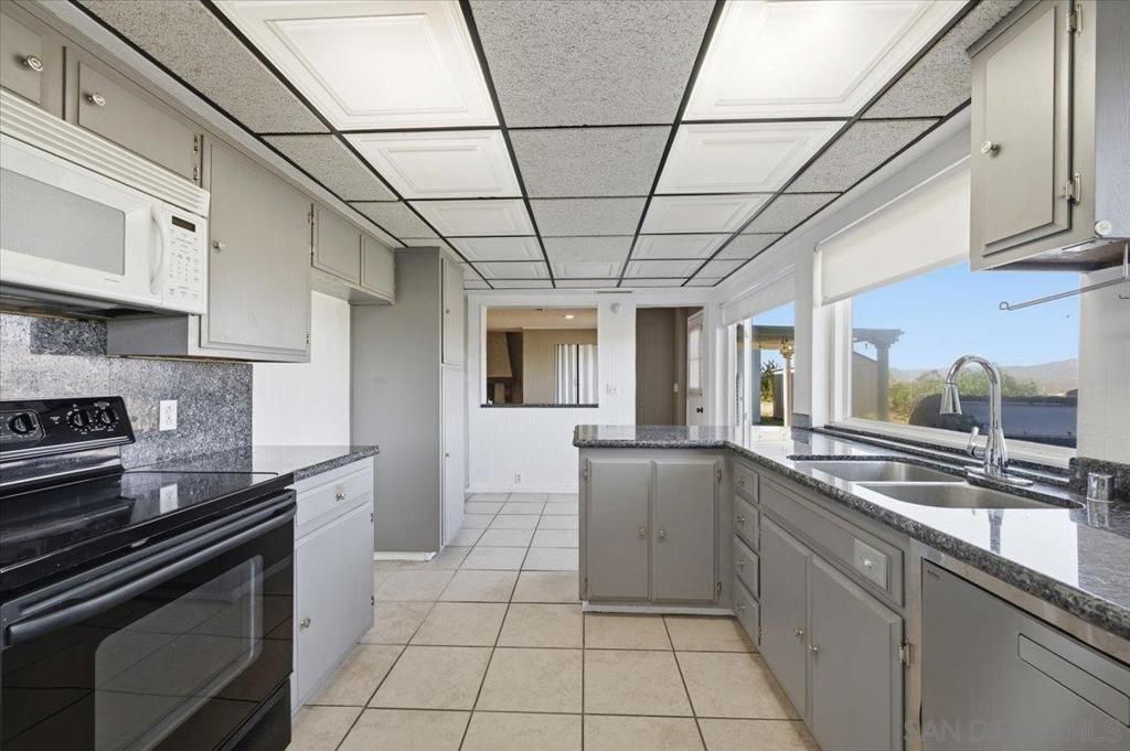 Image 8 of property listing at 11552 North Ln., Lakeside, CA 92040