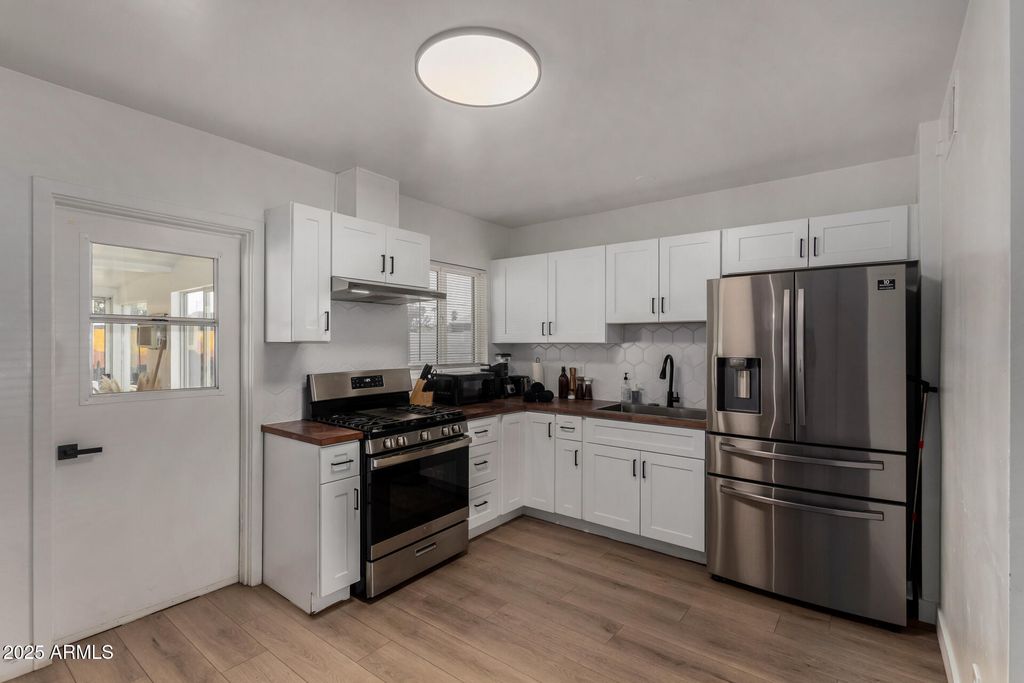 Image 1 of property listing at 829 W MITCHELL Drive, Phoenix, AZ 85013