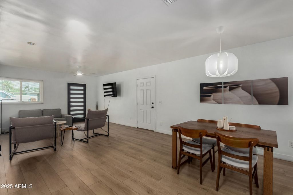 Image 2 of property listing at 829 W MITCHELL Drive, Phoenix, AZ 85013