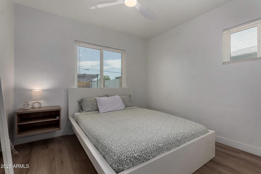 Image 8 of property listing at 829 W MITCHELL Drive, Phoenix, AZ 85013