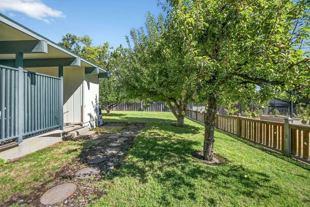 2321 Black Oak Way, Ashland, OR 97520