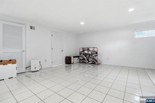 123 Hickory B, Tenafly, NJ 07670