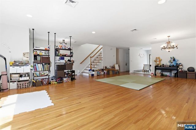 123 Hickory B, Tenafly, NJ 07670