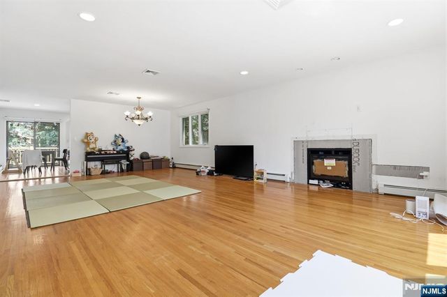 123 Hickory B, Tenafly, NJ 07670