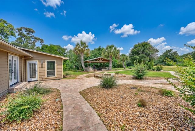 1017 Buescher Road, Columbus, TX 78934