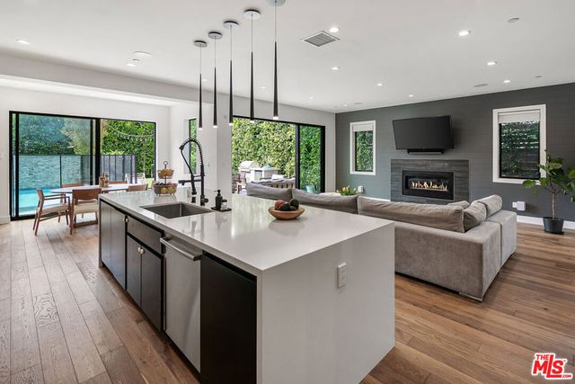 1037 Palms Boulevard, Venice, CA 90291