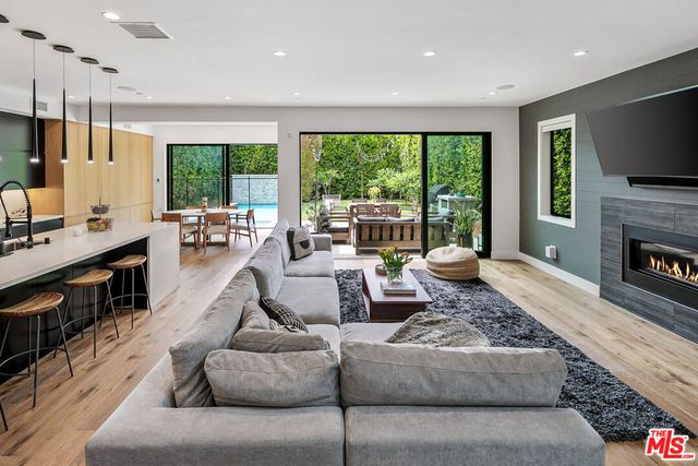 1037 Palms Boulevard, Venice, CA 90291