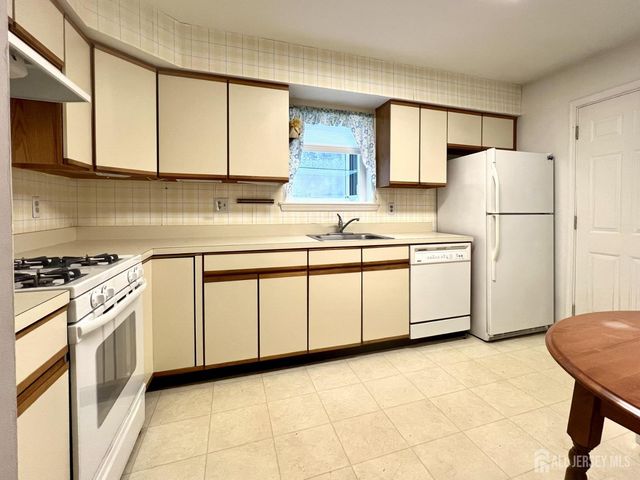 123 Winchester Way, Franklin, NJ 08873