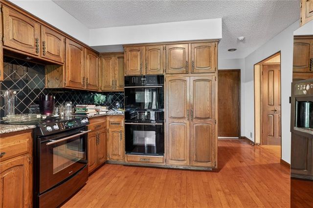 8017 W 102nd Terrace, Overland Park, KS 66212