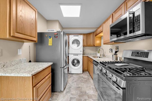 41297 S Woodbury Green Drive, Van Buren Twp, MI 48111