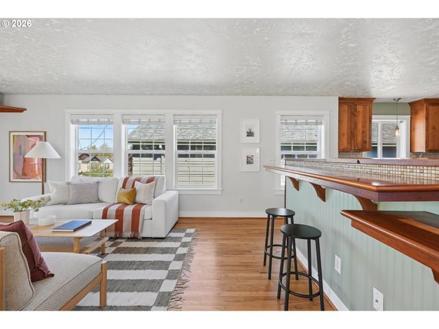 1085 Sw HALSEY St, Troutdale, OR 97060