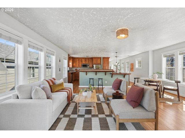 1085 Sw HALSEY St, Troutdale, OR 97060