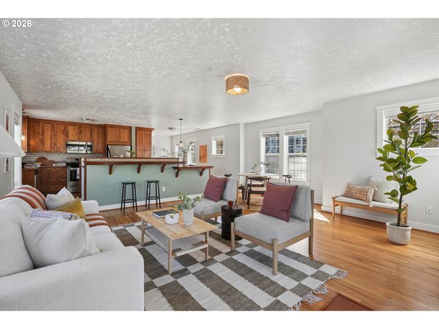 1085 Sw HALSEY St, Troutdale, OR 97060