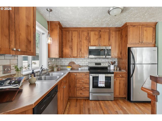 1085 Sw HALSEY St, Troutdale, OR 97060