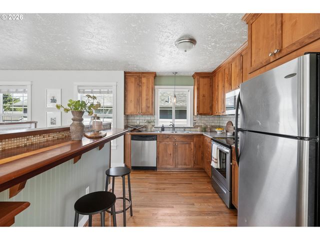 1085 Sw HALSEY St, Troutdale, OR 97060
