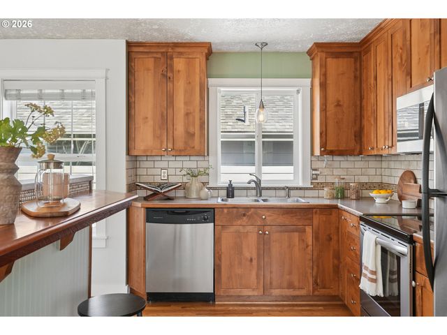 1085 Sw HALSEY St, Troutdale, OR 97060