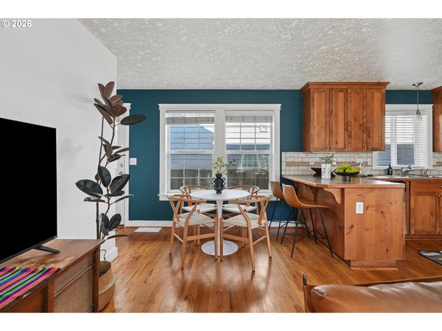 1085 Sw HALSEY St, Troutdale, OR 97060