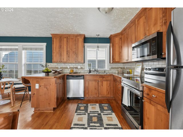 1085 Sw HALSEY St, Troutdale, OR 97060