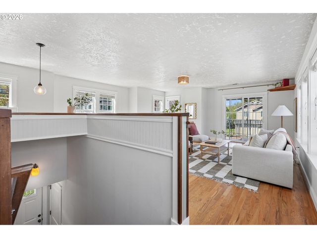 1085 Sw HALSEY St, Troutdale, OR 97060