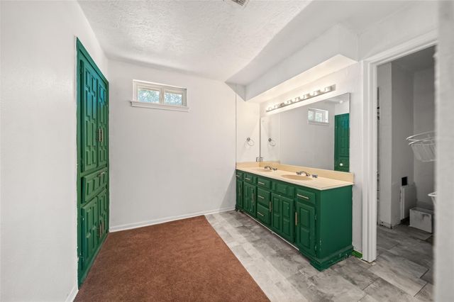 1223 Green Briar Drive, Huntsville, TX 77340